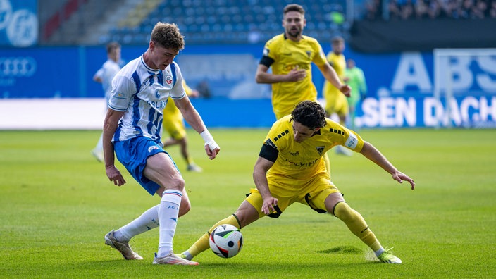 Ryan Naderi von Hansa Rostock (l.) und Soufiane El-Faouzi von Alemannia Aachen im Duell.