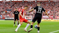 Nico Ochojski (r.) vom SC Verl im Zweikampf mit Essens Marvin Obuz 