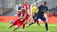 Felix Götze (l./Rot-Weiss Essen) im Zweikampf mit Julian Guttau (1860 München)