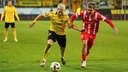 Lukas Scepanik (links) von Alemannia Aachen im Duell mit Lucas Copado vom FC Energie Cottbus.