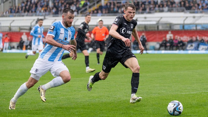 Zweikampf zwischen Morris Schröter (TSV 1860 München, l.) und Benjamin Böckle (Preussen Muenster).