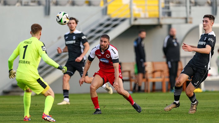 Torwart Philipp Schulze (SC Verl) und Serhat-Semih Güler (Viktoria Köln, r.) im Kampf um den Ball