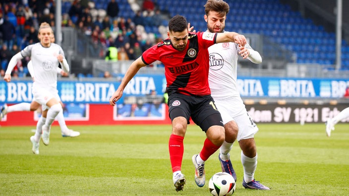 Tarik Gözüsirin im Zweikampf gegen Jose-Enrique Rios Alonso