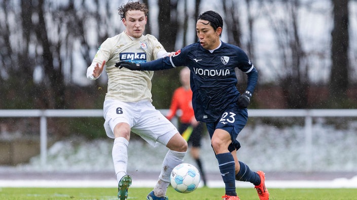 Bochums Koji Miyoshi (r.) im Testspiel gegen den Wuppertaler SV 