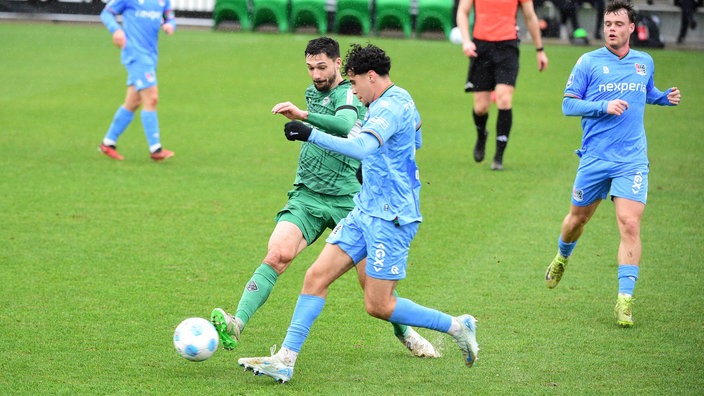 Mönchengladbachs Tim Kleindienst (l.) im Duell mit Sami Ouaissa