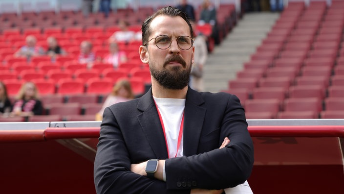 Patrick Fabian, Bochums Geschäftsführer Sport, vor der Trainerbank im RheinEnergieStadion