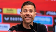 Leverkusens Trainer Xabi Alonso auf der Pressekonferenz vor dem Saisonauftakt gegen Borussia Mönchengladbach