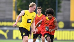 Julian Brandt im Duell mit Karim Adeyemi