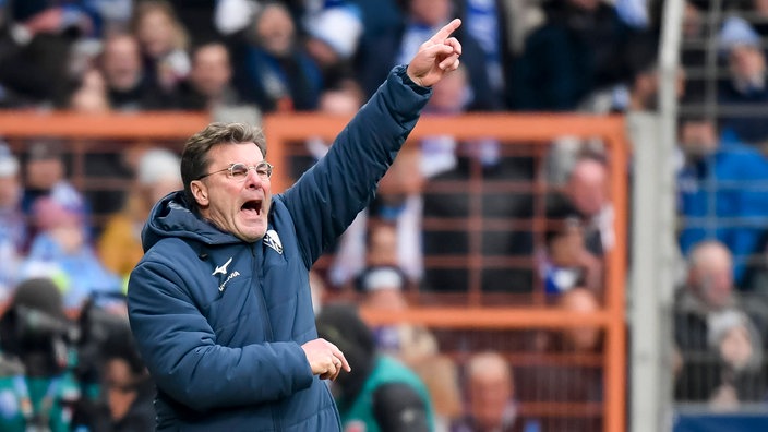 Dieter Hecking, Trainer des VfL Bochum, gestikuliert am Spielfeldrand.