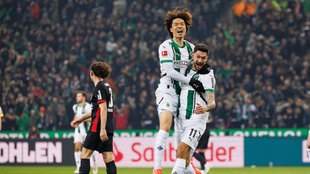 Tim Kleindienst von Borussia Mönchengladbach jubelt mit seinem Teamkollegen Ko Itakura