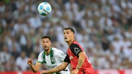 Granit Xhaka von Bayer 04 Leverkusen und Tim Kleindienst von Borussia Mönchengladbach