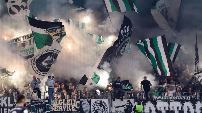 Pyrotechnik im Block von Borussia Mönchengladbach beim Spiel gegen Eintracht Frankfurt 