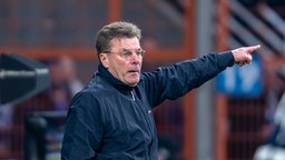 Bochums Dieter Hecking gibt seiner Mannschaft Anweisungen