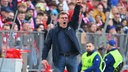 Bochums Dieter Hecking gibt seiner Mannschaft Anweisungen