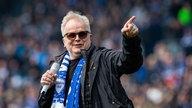 Herbert Grönemeyer im Stadion mit Vfl Bochum Schal.