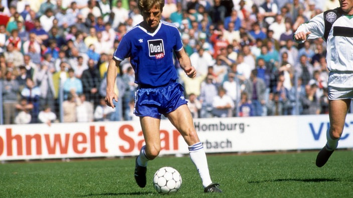 Klaus Fichtel (FC Schalke 04) am Ball