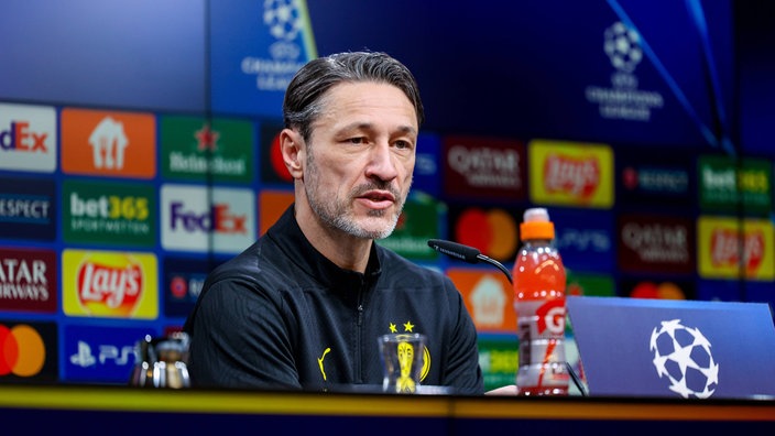 Dortmunds Trainer Niko Kovac spricht auf der Pressekonferenz vor dem Champions-League Spiel gegen Sporting Lissabon