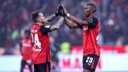 Leverkusens Aleix Garcia (l.) und Nordi Mukiele beim Sieg gegen Mainz 05