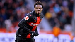 Mbamba wechselt von Leverkusen zu Düsseldorf. 