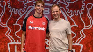 Leverkusens Neuzugang Andrea Natali (l.) mit Kim Falkenberg (r., Head of Recruitment Bayer 04 Leverkusen).