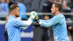 Timo Horn (l.) und Patrick Drewes beim Aufwärmen beim Spiel in Frankfurt.