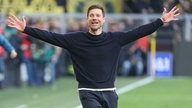 Leverkusen-Trainer Xabi Alonso jubelt nach dem Abpfiff