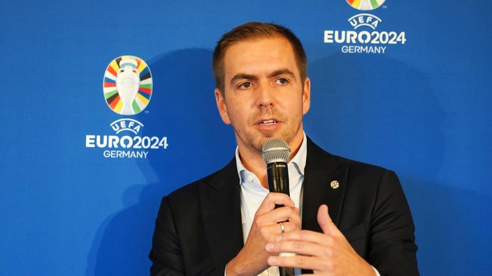 Philipp Lahm, Turnierdirektor der Fußball-Europameisterschaft 2024 in Deutschland, spricht in ein Mikro