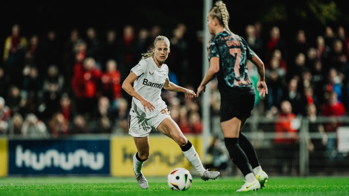 Die Leverkusenerin Juliette Angele Vidal (l.) attackiert Giulia Gwinn.