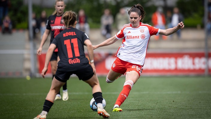 Magdalena Eriksson (r.) vom FC Bayern München beim Spiel in Leverkusen