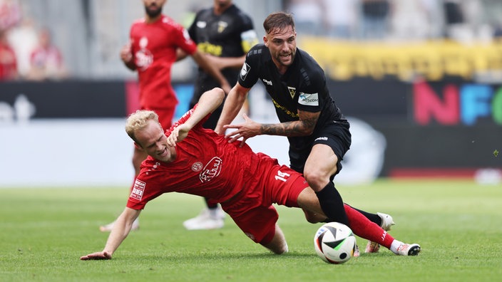 Nils Winter aus Aachen und Lucas Brumme aus Essen kämpfen um den Ball.