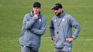 Interimstrainer Markus Feldhoff vom VfL Bochum steht zusammen mit Co-Trainer Murat Ural auf dem Trainingsplatz