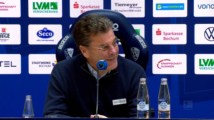 Bochums Trainer Dieter Hecking beantwortet Fragen auf der Pressekonferenz