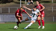 Kölns Laura Vogt und Mönchengladbachs Flaka Aslanaj kämpfen um den Ball