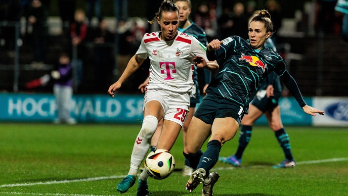 Kölns Vanessa Leimenstoll und Leipzigs Sandra Starke kämpfen um den Ball