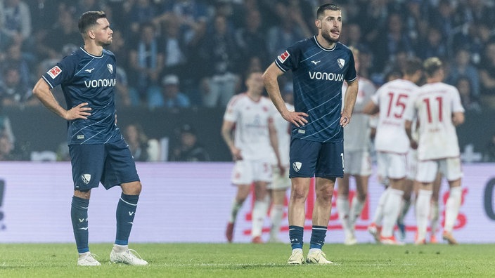 Kevin Stöger und Matus Bero vom VfL Bochum stehen nach der 0:3-Niederlage frustriert auf dem Platz