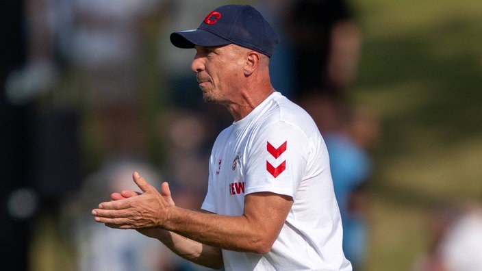 Köln-Trainer Gerhard Struber klatscht in die Hände (Archivfoto)