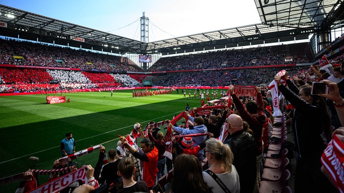 Das Rhein-Energie Stadion und seine Zuschauer vor dem Spielbeginn von Bayern München gegen FC Köln in der Frauen-Bundesliga