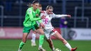 Jule Brand (VfL Wolfsburg) im Zweikampf gegen Carlotta Imping