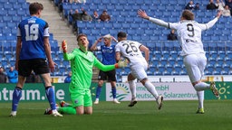 Sebastian Mrowca (Nr. 26) von Preußen Münster erzielt die Führung im Spiel bei Arminia Bielefeld.