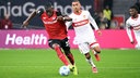 Nordi Mukiele von Bayer Leverkusen führt den Ball im Bundesliga-Spiel gegen den VfB Stuttgart 