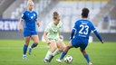 Paulina Plattner (Mitte) von der SGS Essen im Zweikampf mit Josephine Bonsu von Carl Zeiss Jena.