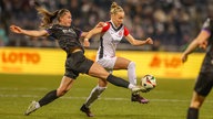 Lilli Purtscheller (SGS Essen) im Zweikampg gegen Pia Sophie Wolter (Eintracht Frankfurt).