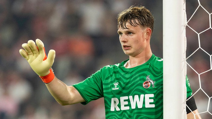 Torwart Jonas Urbig vom 1. FC Köln dirigiert seine Abwehr (Archivfoto)