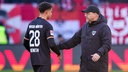 Andras Nemeth im Gespräch mit Trainer Sascha Hildmann