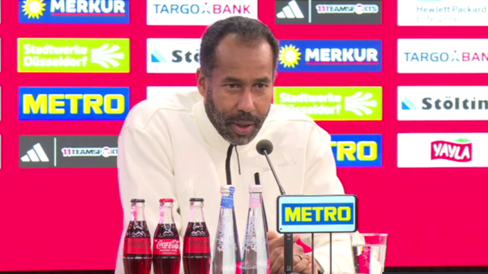 Fortuna-Trainer Daniel Thioune bei der Pressekonferenz vor Schalke 