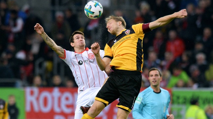 Kopfballduell zwischen Benito Raman (Fortuna Düsseldorf) und Marco Hartmann (Dynamo Dresden)