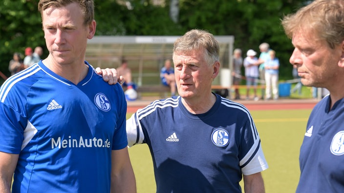 Klaus Fichtel (M.) trainiert heute die Schalker Traditionsmannschaft.