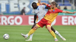 Zweikampf zwischen Christoph Kobald (Karlsruher SC) und Exauce Andzouana (Sportfreunde Lotte)