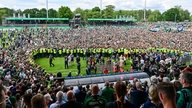 Die Fans von Preußen Münster feierten den Aufstieg in die 2. Bundesliga mit einem Platzsturm.