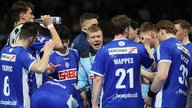 Gummersbach-Trainer Gudjon Valur Sigurdsson (M.) redet bei einer Auszeit auf sein Team ein